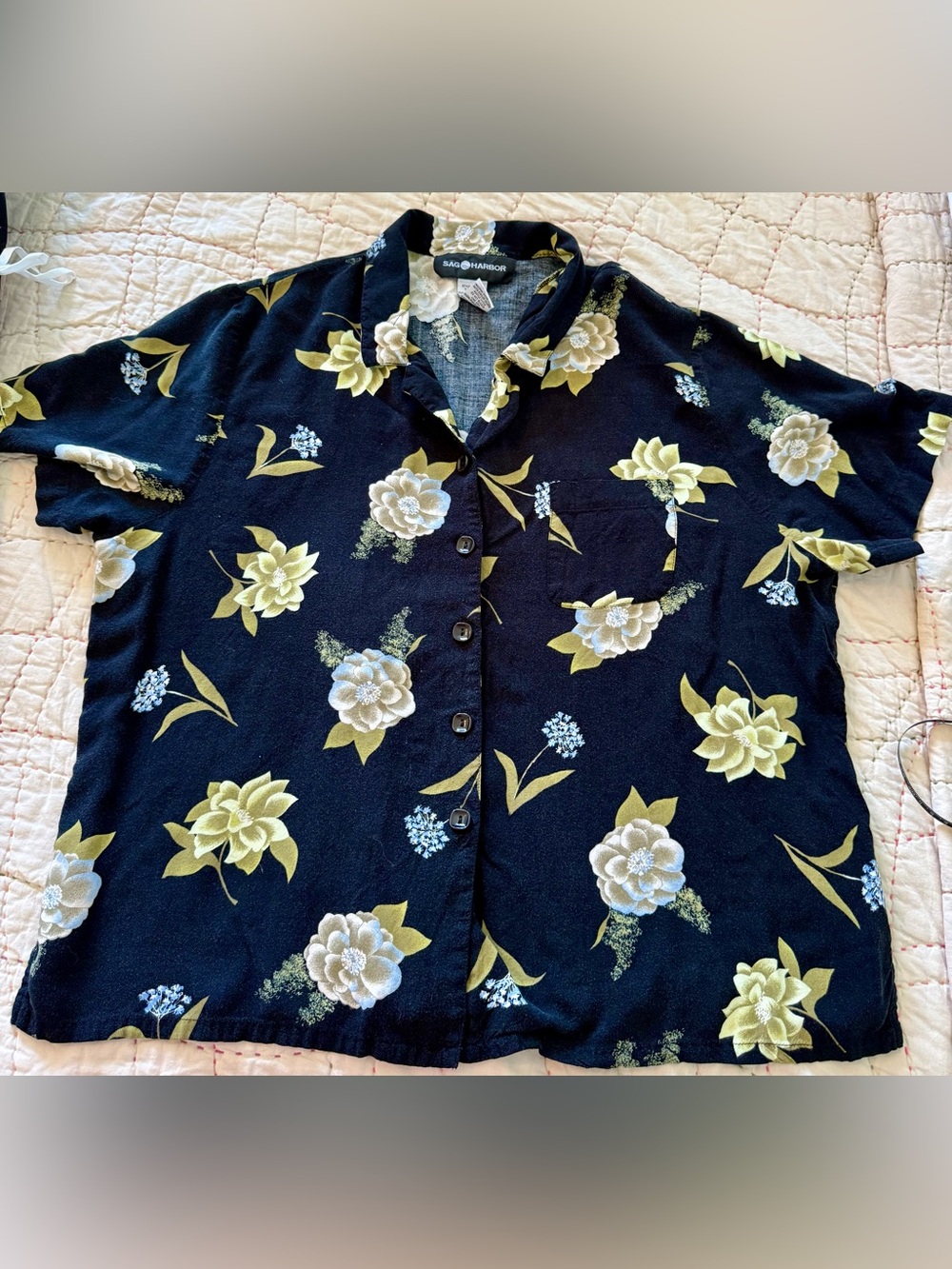 Sag Harbor Black Floral Short-Sleeve Button-Up Hawaiian style Shirt Cream Flower